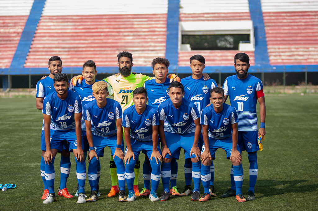 The starting 11 poses for a picture before kick off.